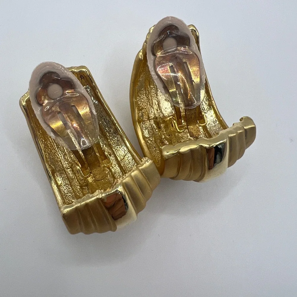 Vintage Gold Tone Ribbed Clip On Earrings Chunky Statement Hoops 1 Inch
